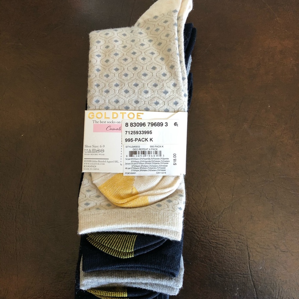 NWT Pack of 4 Gold Toe Geometric Repeat Socks Soft - Picture 3 of 4